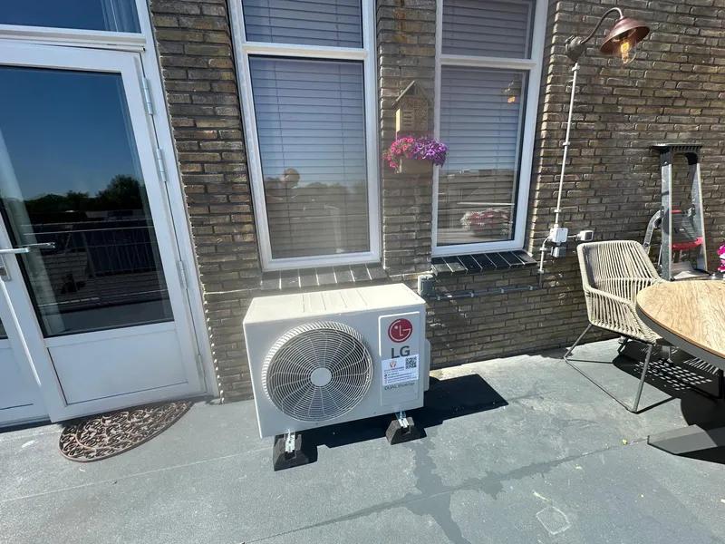 De buitenunit stevig en trillingsvrij is gemonteerd op rubberen opstelblokken.